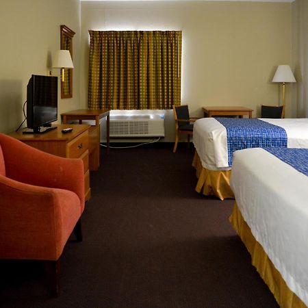 Travelodge By Wyndham St. Louis Berkeley Bagian luar foto