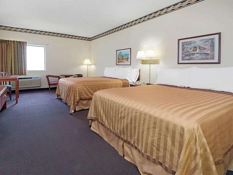 Travelodge By Wyndham St. Louis Berkeley Bagian luar foto