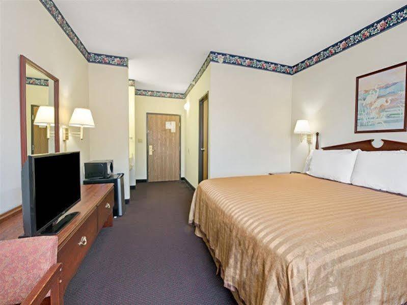 Travelodge By Wyndham St. Louis Berkeley Bagian luar foto