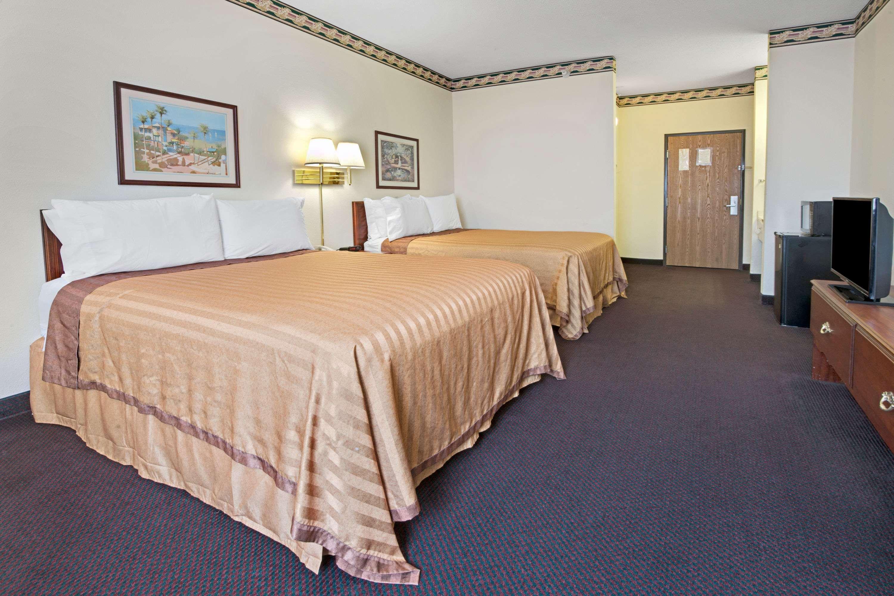 Travelodge By Wyndham St. Louis Berkeley Bagian luar foto