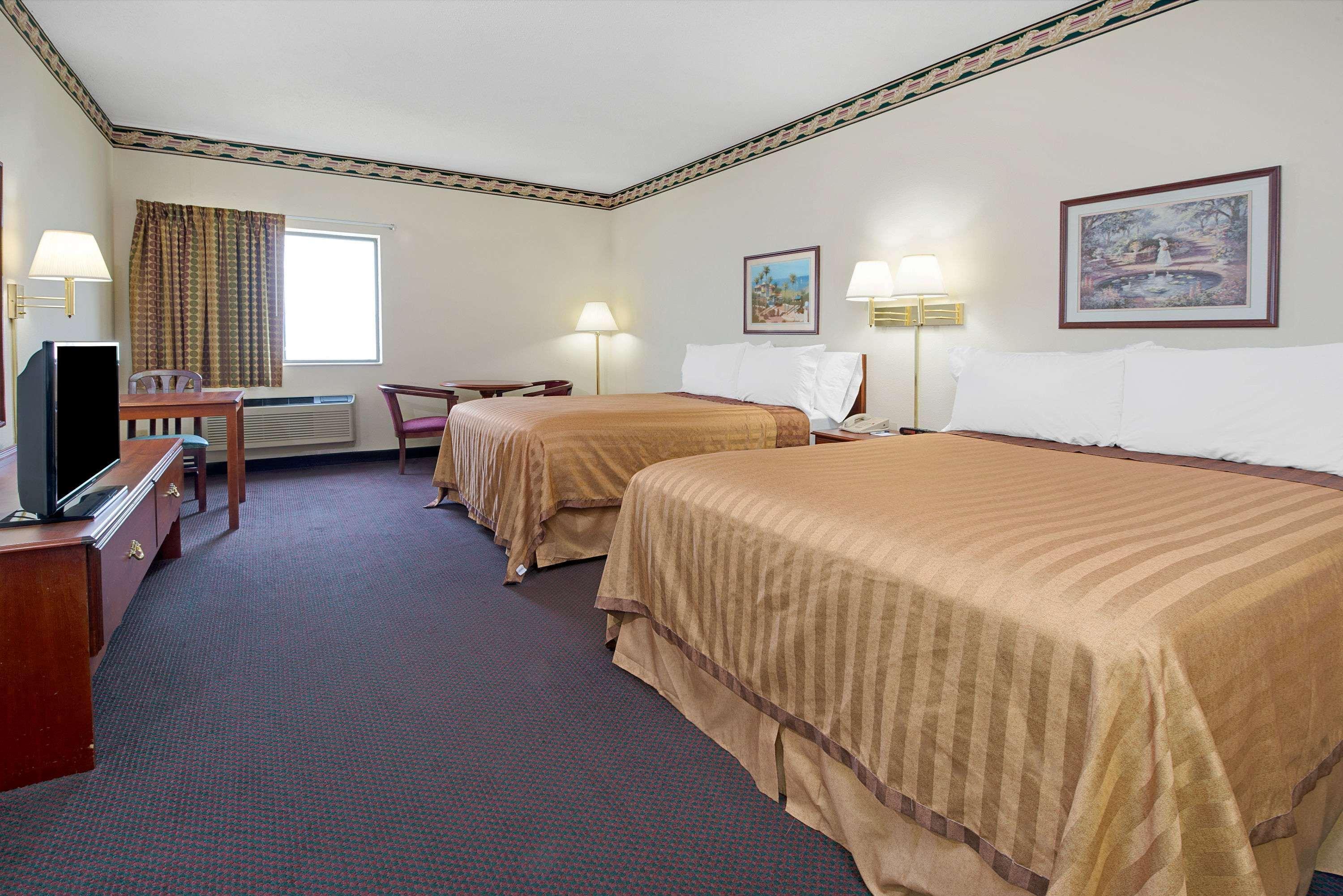 Travelodge By Wyndham St. Louis Berkeley Bagian luar foto