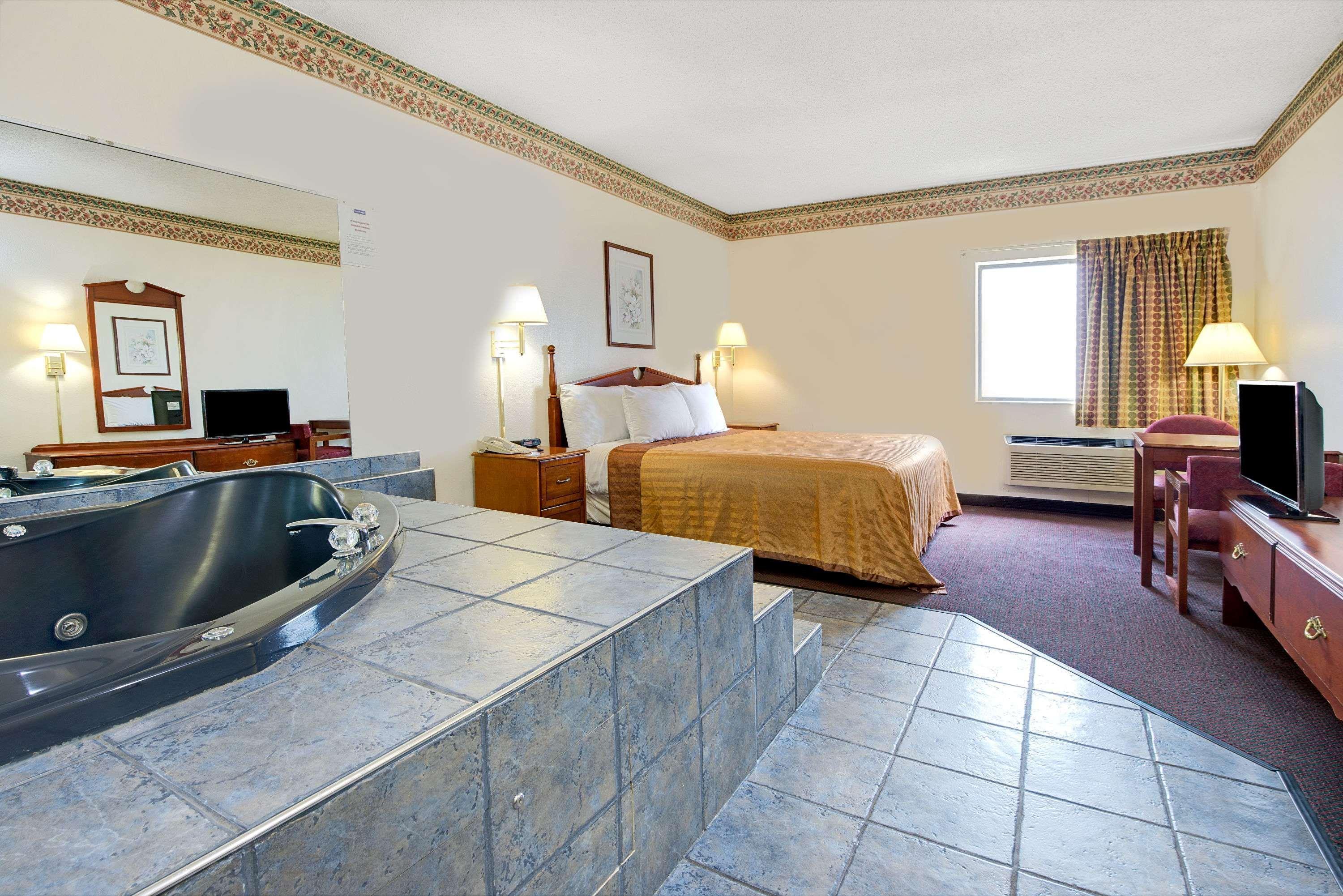 Travelodge By Wyndham St. Louis Berkeley Bagian luar foto