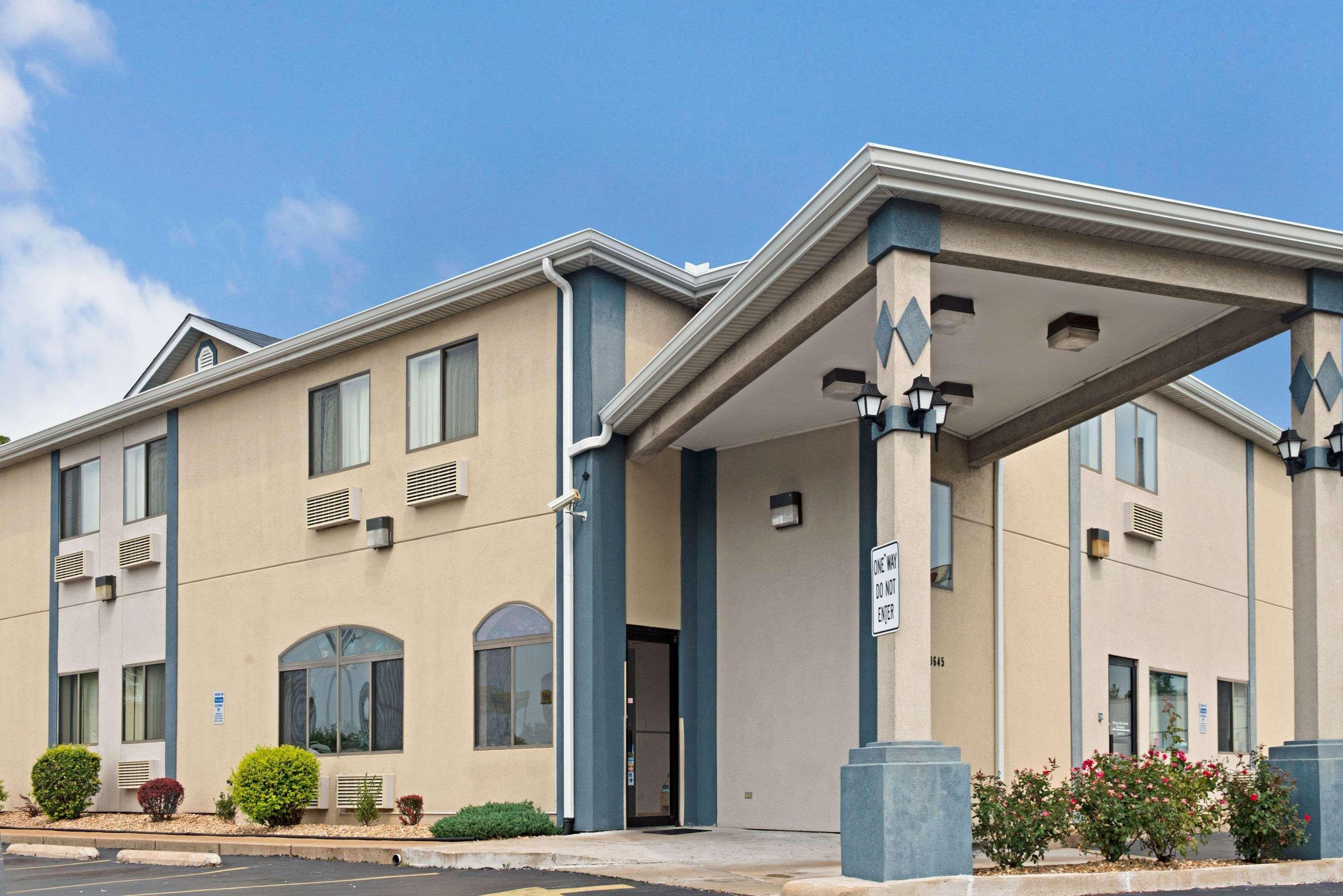 Travelodge By Wyndham St. Louis Berkeley Bagian luar foto