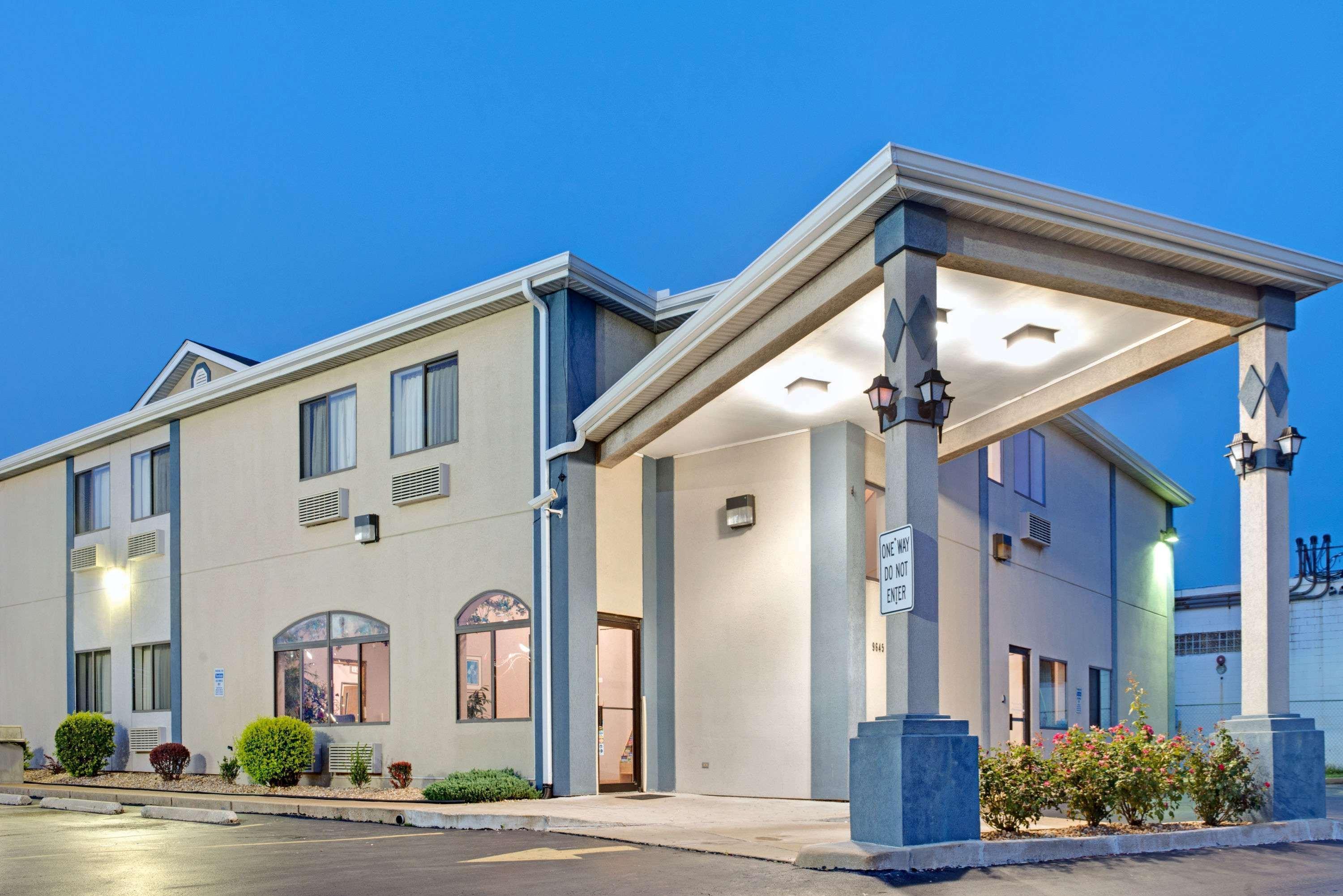Travelodge By Wyndham St. Louis Berkeley Bagian luar foto