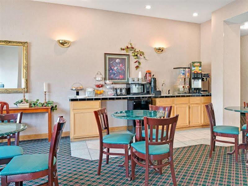 Travelodge By Wyndham St. Louis Berkeley Bagian luar foto