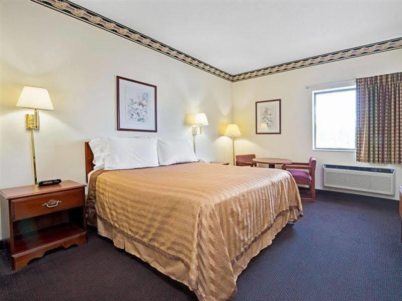 Travelodge By Wyndham St. Louis Berkeley Bagian luar foto