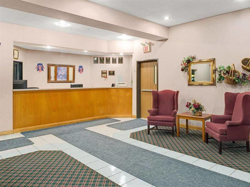 Travelodge By Wyndham St. Louis Berkeley Bagian luar foto